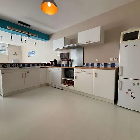 Avec Terrasse Pour 4 Personnes, Rez-de-chaussee, Cuisine Equipee, - Fr-1-494-185