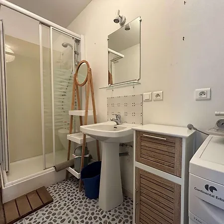 Avec Terrasse Pour 4 Personnes, Rez-de-chaussee, Cuisine Equipee, - Fr-1-494-185